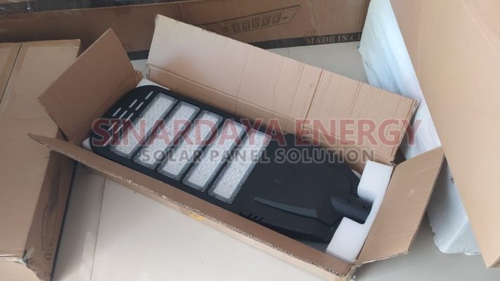 Lampu PJU Solarcell 2in1 80 Watt Black Hunter