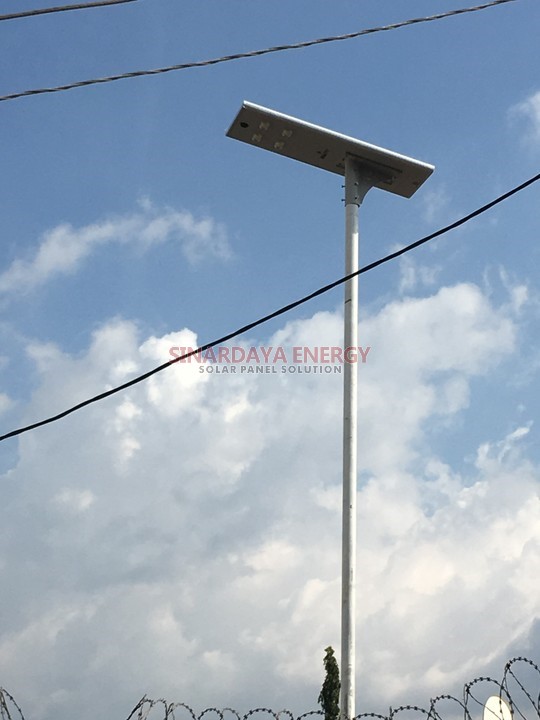 Lampu Jalan Tenaga Surya Tahan Nyala 12 Jam