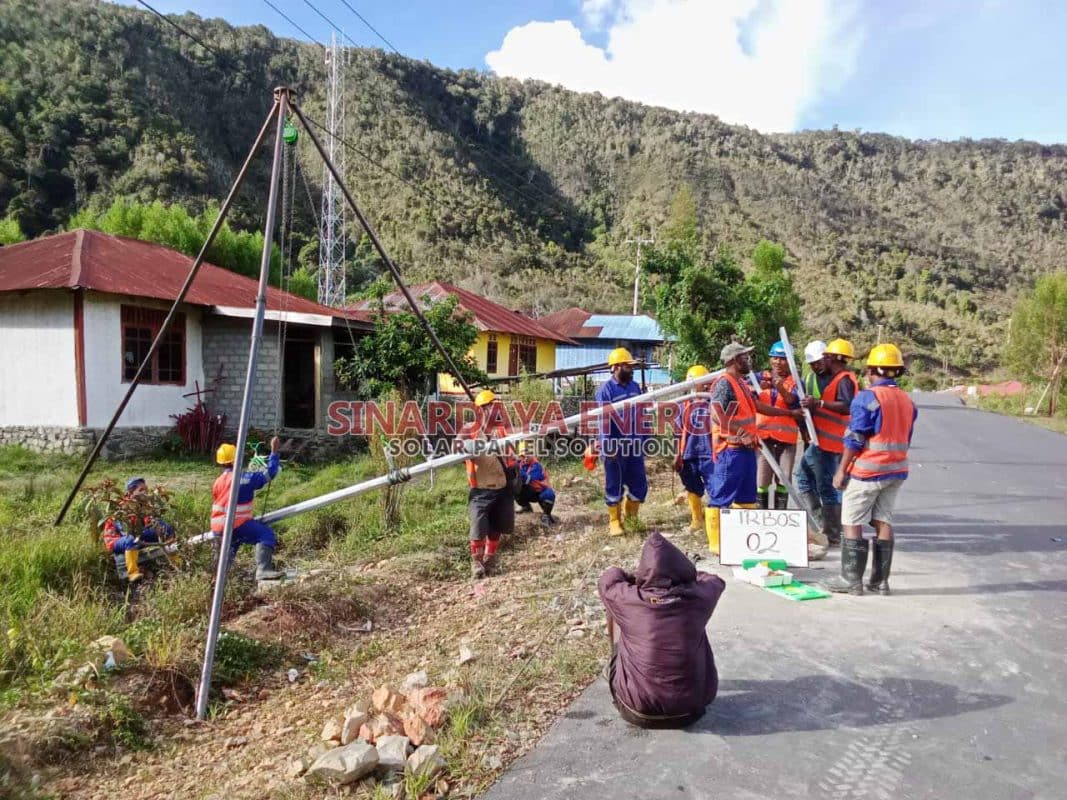 Pemasangan lampu jalan solarcell di papua