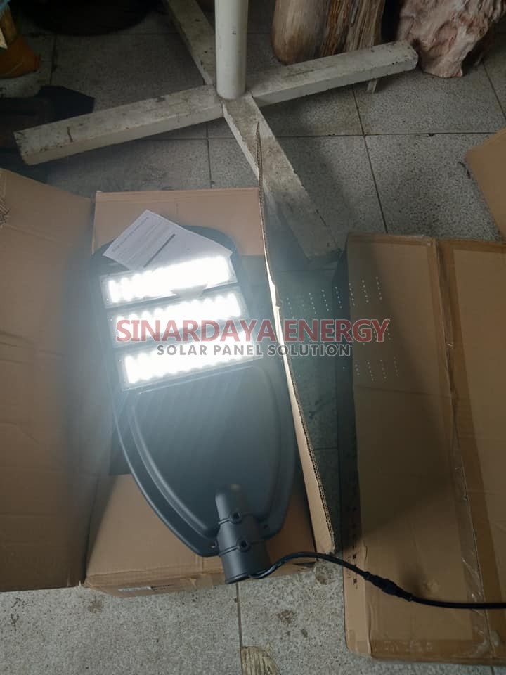 Lampu PJU Tenaga Surya 2 in 1 60 Watt 001 Lampu PJU Tenaga Surya 2 in 1 60 Watt