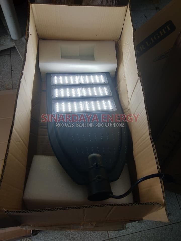 Lampu PJU Tenaga Surya 2 in 1 60 Watt 002 Lampu PJU Tenaga Surya 2 in 1 60 Watt
