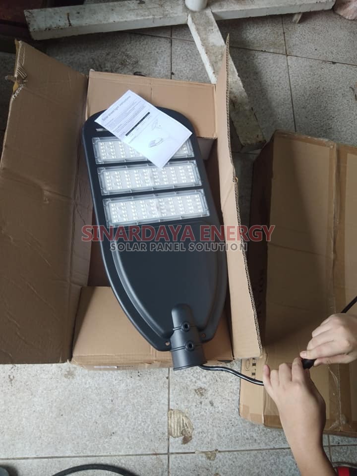 Lampu PJU Tenaga Surya 2 in 1 60 Watt 003 Lampu PJU Tenaga Surya 2 in 1 60 Watt