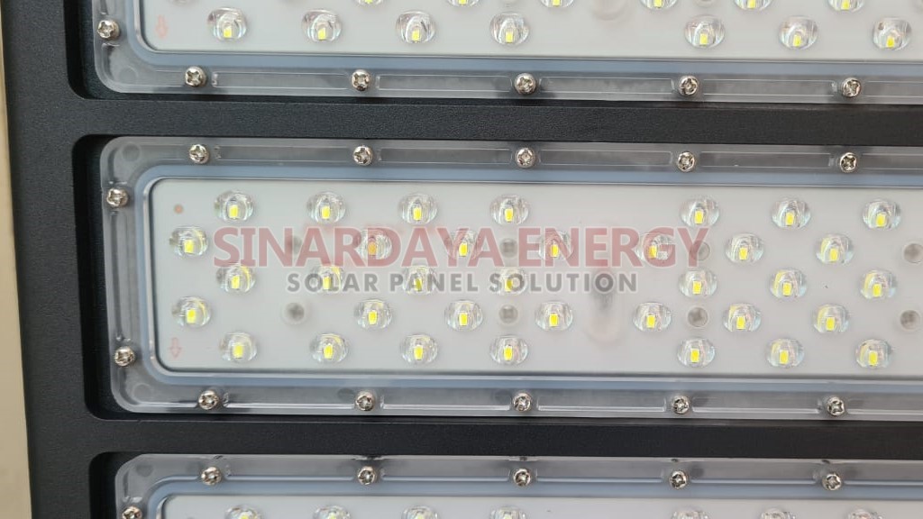 Lampu PJU Solarcell 2in1 40 Watt Black Hunter 002 Lampu PJU Solarcell 2in1 40 Watt Black Hunter
