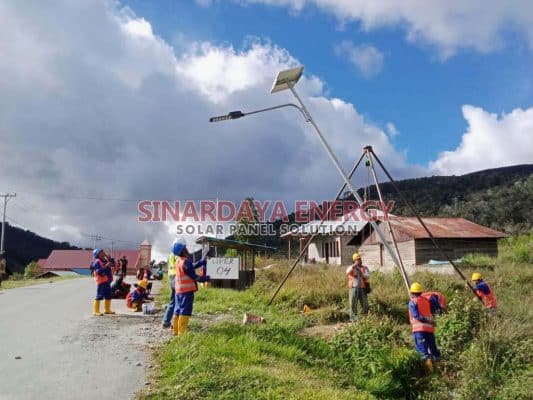 Pemasangan Lampu Tenaga Surya Wamena – Papua Pegunungan